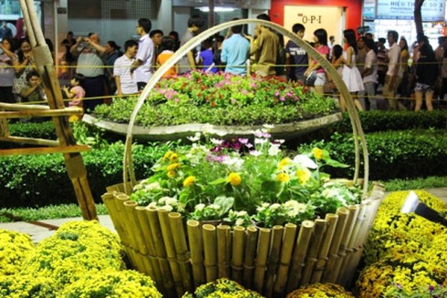 Đường hoa Nguyễn Huệ khoe sắc trong đêm