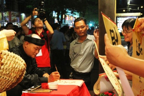 Đường hoa Nguyễn Huệ khoe sắc trong đêm