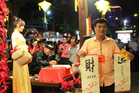 Đường hoa Nguyễn Huệ khoe sắc trong đêm