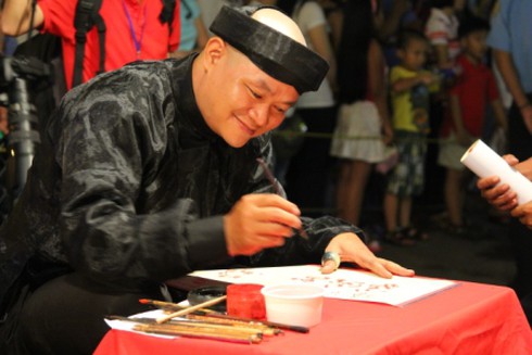 Đường hoa Nguyễn Huệ khoe sắc trong đêm