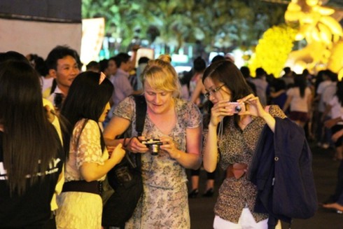 Đường hoa Nguyễn Huệ khoe sắc trong đêm