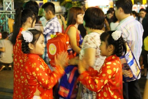 Đường hoa Nguyễn Huệ khoe sắc trong đêm