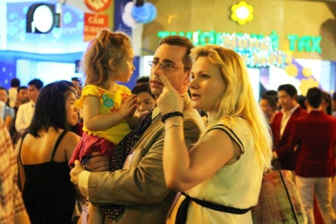 Đường hoa Nguyễn Huệ khoe sắc trong đêm