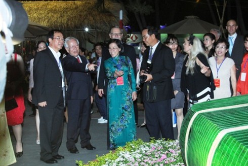 Đường hoa Nguyễn Huệ khoe sắc trong đêm