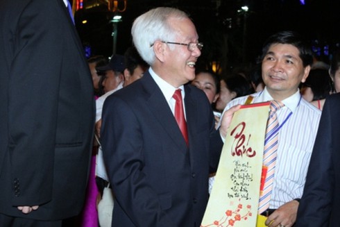 Đường hoa Nguyễn Huệ khoe sắc trong đêm