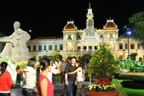 Đường hoa Nguyễn Huệ khoe sắc trong đêm