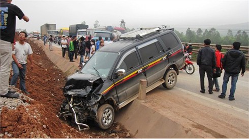 Ô tô tông xe bồn dầu, QL 1A tắc hàng cây số