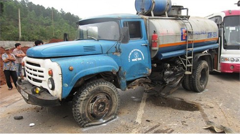 Ô tô tông xe bồn dầu, QL 1A tắc hàng cây số