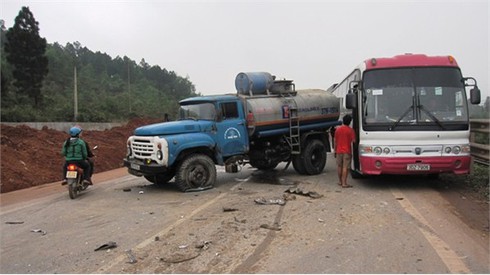 Ô tô tông xe bồn dầu, QL 1A tắc hàng cây số