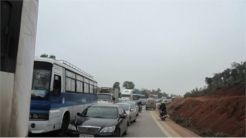 Ô tô tông xe bồn dầu, QL 1A tắc hàng cây số