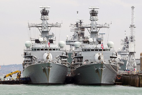 Anh, Mỹ, Pháp đưa hạm đội 6 tàu chiến đi qua eo biển Hormuz.
