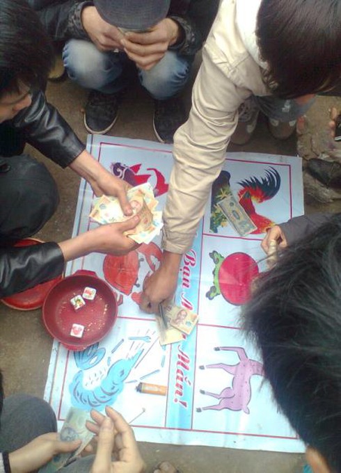 Năm mới, cờ bạc tung hoành làng quê