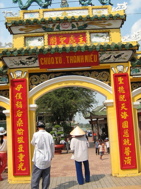 Hành hương Núi Sam: “Hương” ít, “hành” nhiều!