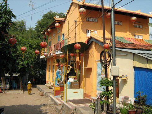 Hành hương Núi Sam: “Hương” ít, “hành” nhiều!