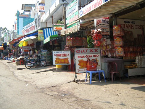 Hành hương Núi Sam: “Hương” ít, “hành” nhiều!