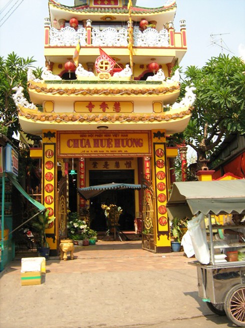 Hành hương Núi Sam: “Hương” ít, “hành” nhiều!