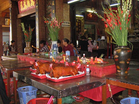 Hành hương Núi Sam: “Hương” ít, “hành” nhiều!