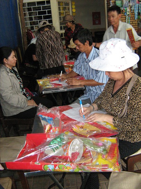 Hành hương Núi Sam: “Hương” ít, “hành” nhiều!