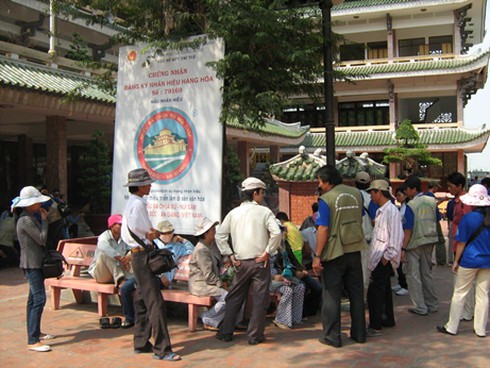 Hành hương Núi Sam: “Hương” ít, “hành” nhiều!