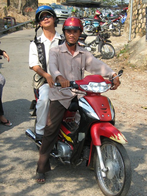 Hành hương Núi Sam: “Hương” ít, “hành” nhiều!