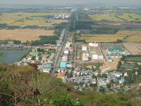Hành hương Núi Sam: “Hương” ít, “hành” nhiều!