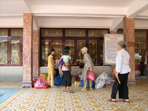 Hành hương Núi Sam: “Hương” ít, “hành” nhiều!