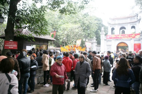 Dân phe vé đổ bộ Văn Miếu ngày Tết