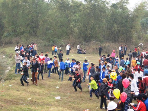 Độc đáo chợ Chuộng, ném cà chua, trứng vào mặt lấy may