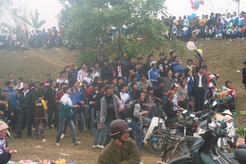 Độc đáo chợ Chuộng, ném cà chua, trứng vào mặt lấy may