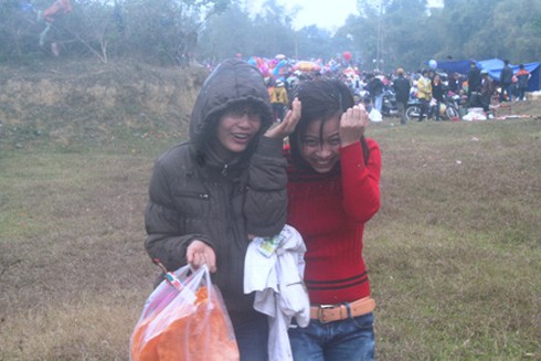 Độc đáo chợ Chuộng, ném cà chua, trứng vào mặt lấy may