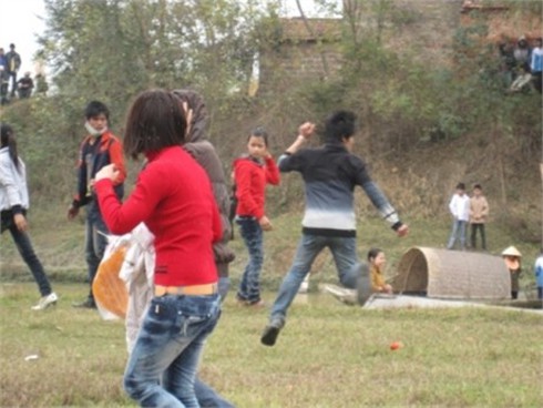 Độc đáo chợ Chuộng, ném cà chua, trứng vào mặt lấy may