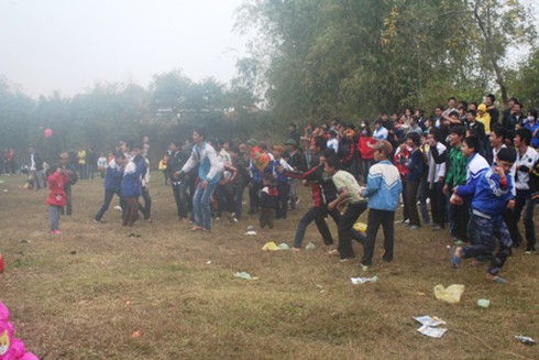 Độc đáo chợ Chuộng, ném cà chua, trứng vào mặt lấy may