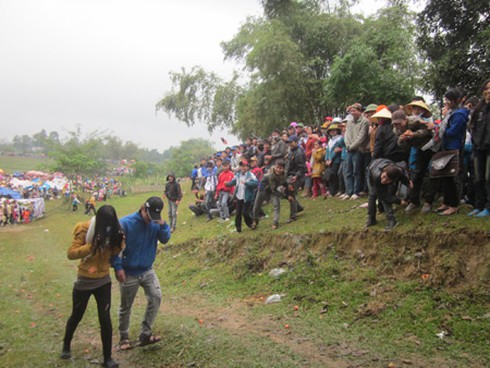 Độc đáo chợ Chuộng, ném cà chua, trứng vào mặt lấy may