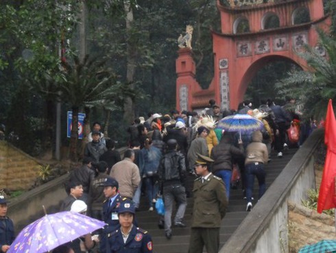 Nườm nượp đi lễ Đền Hùng trong giá rét