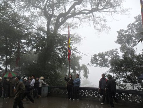 Nườm nượp đi lễ Đền Hùng trong giá rét