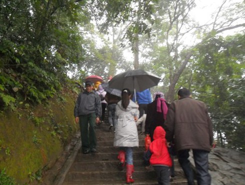 Nườm nượp đi lễ Đền Hùng trong giá rét