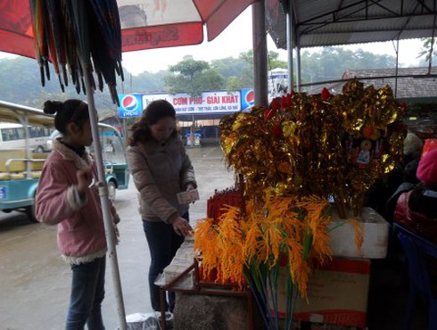 Nườm nượp đi lễ Đền Hùng trong giá rét