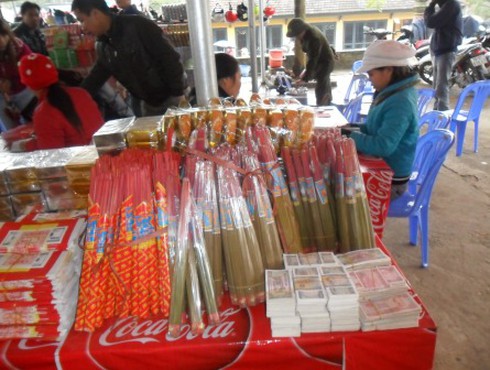 Nườm nượp đi lễ Đền Hùng trong giá rét