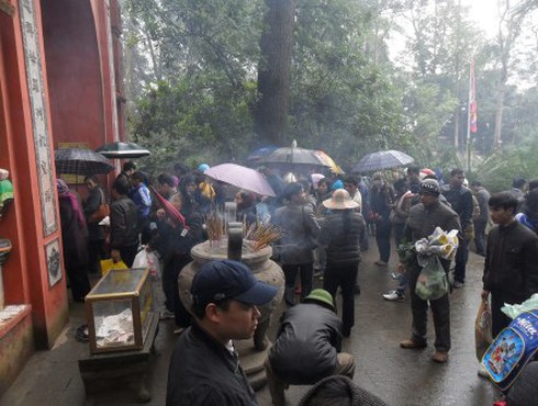 Nườm nượp đi lễ Đền Hùng trong giá rét