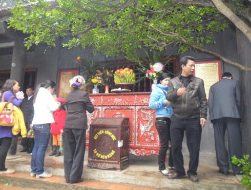 Nườm nượp đi lễ Đền Hùng trong giá rét