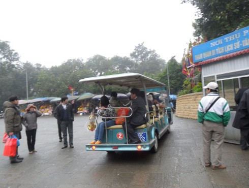 Nườm nượp đi lễ Đền Hùng trong giá rét