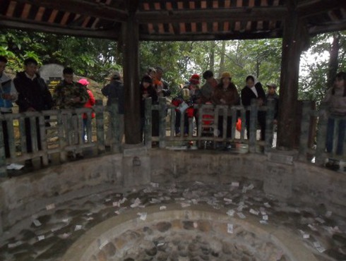 Nườm nượp đi lễ Đền Hùng trong giá rét