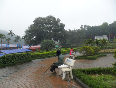 Nườm nượp đi lễ Đền Hùng trong giá rét