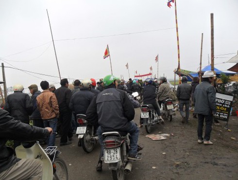 Nô nức đi `mua may bán rủi` ở chợ Viềng