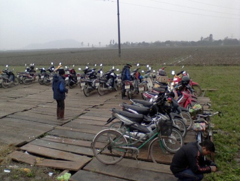 Nô nức đi `mua may bán rủi` ở chợ Viềng