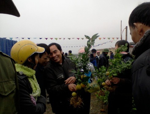 Nô nức đi `mua may bán rủi` ở chợ Viềng