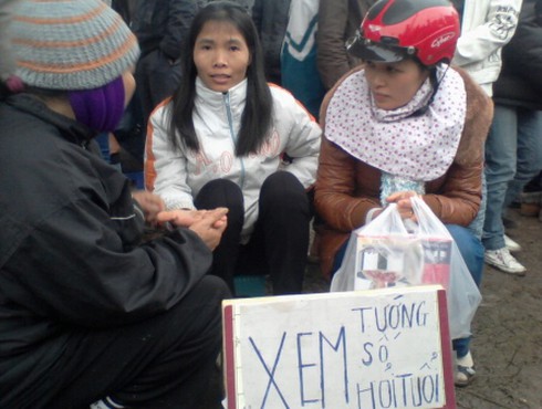 Nô nức đi `mua may bán rủi` ở chợ Viềng