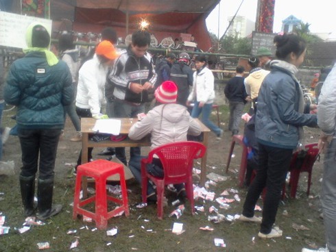 Nô nức đi `mua may bán rủi` ở chợ Viềng