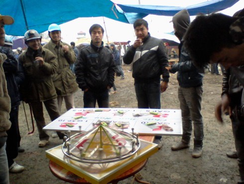 Nô nức đi `mua may bán rủi` ở chợ Viềng