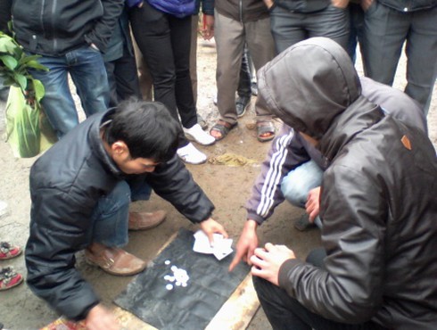 Nô nức đi `mua may bán rủi` ở chợ Viềng